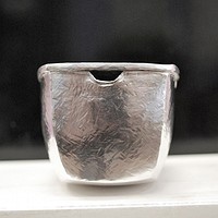 Recipiente para incienso (vista lateral, espacio para la cuchara)