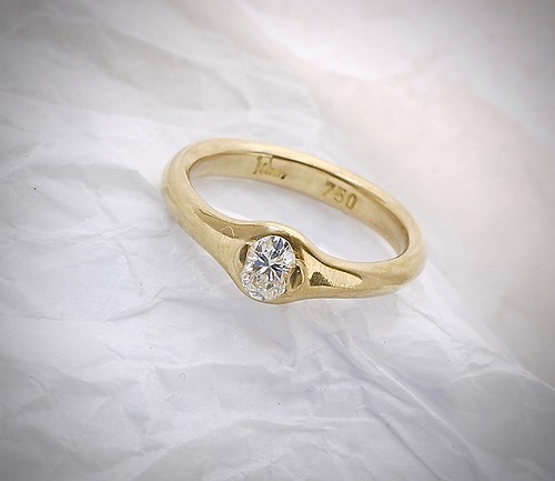 Engagement ring oval